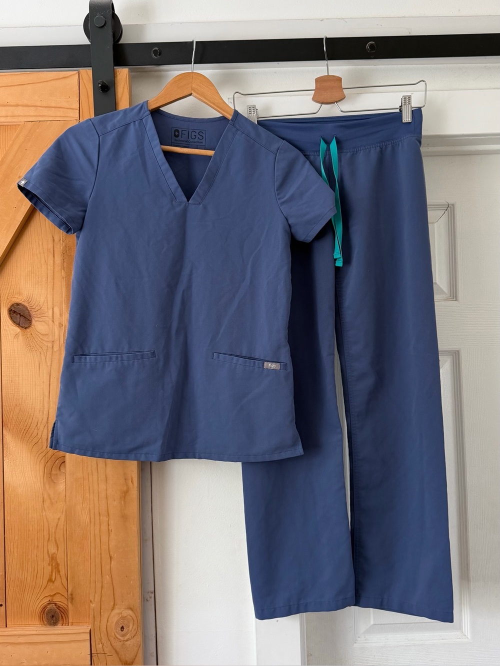 FIGS Women’s Navy Scrub Set XXS V-Neck Top & Wide Leg Pants